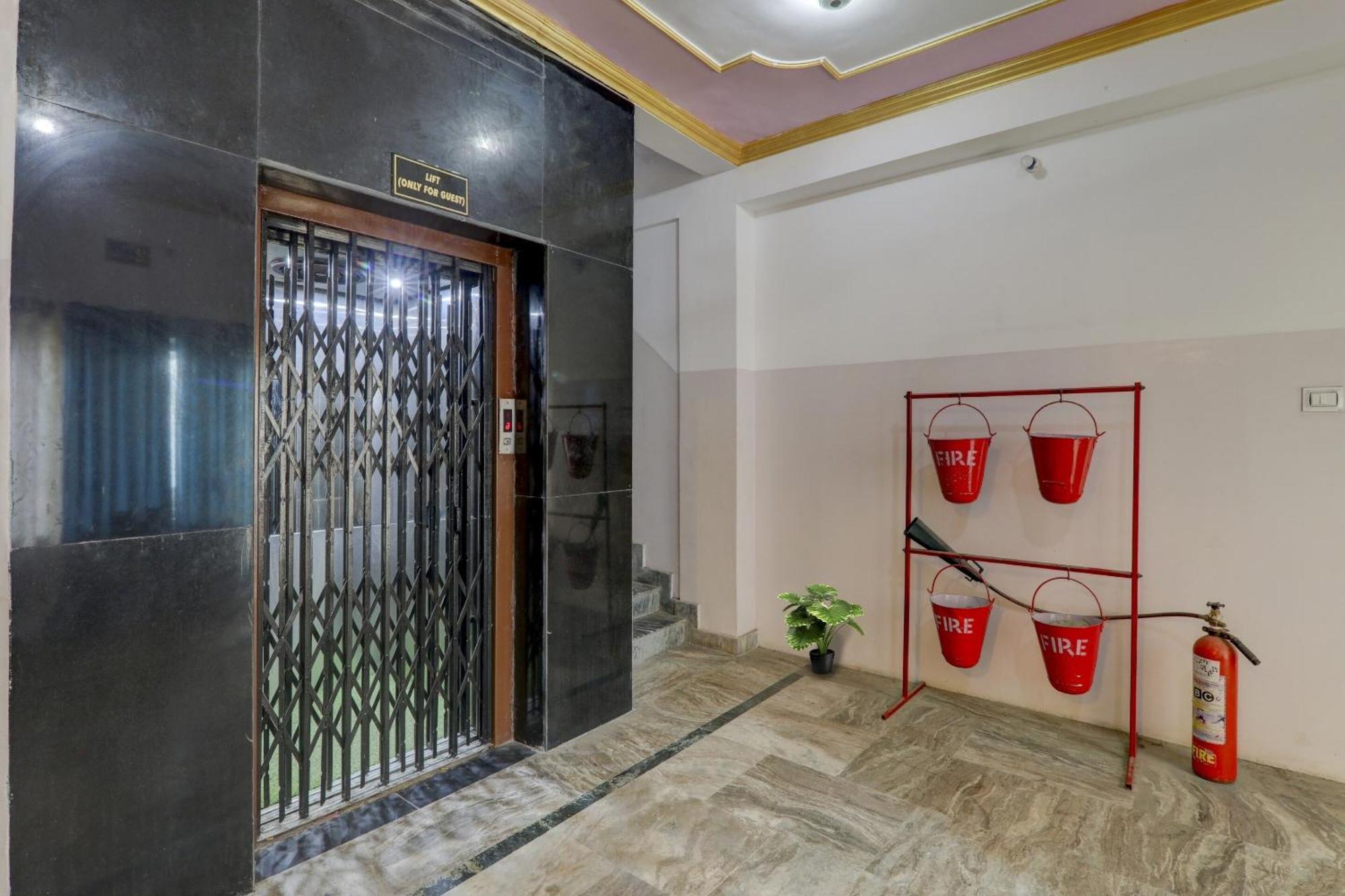 Collection O Premier Near Hazratganj Hotel Lucknow Exterior photo